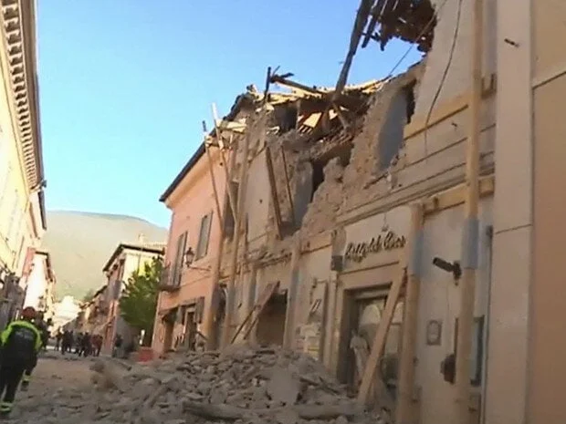 L'immagine mostra il crollo a Norcia (Foto: Sky Italia via AP)
