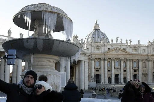 Fonte da Praça São Pedro no Vaticano congelou na manhã deste sábado (AP Photo/Gregorio Borgia )