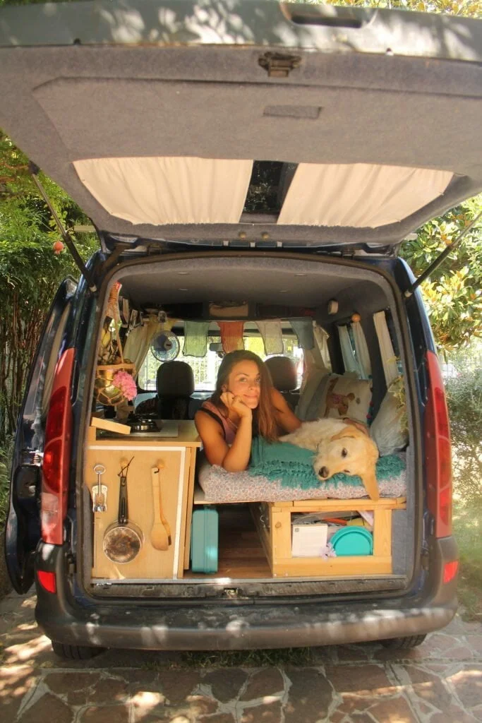 Marina Piro restaurou uma van antiga para viajar o mundo com seu cão