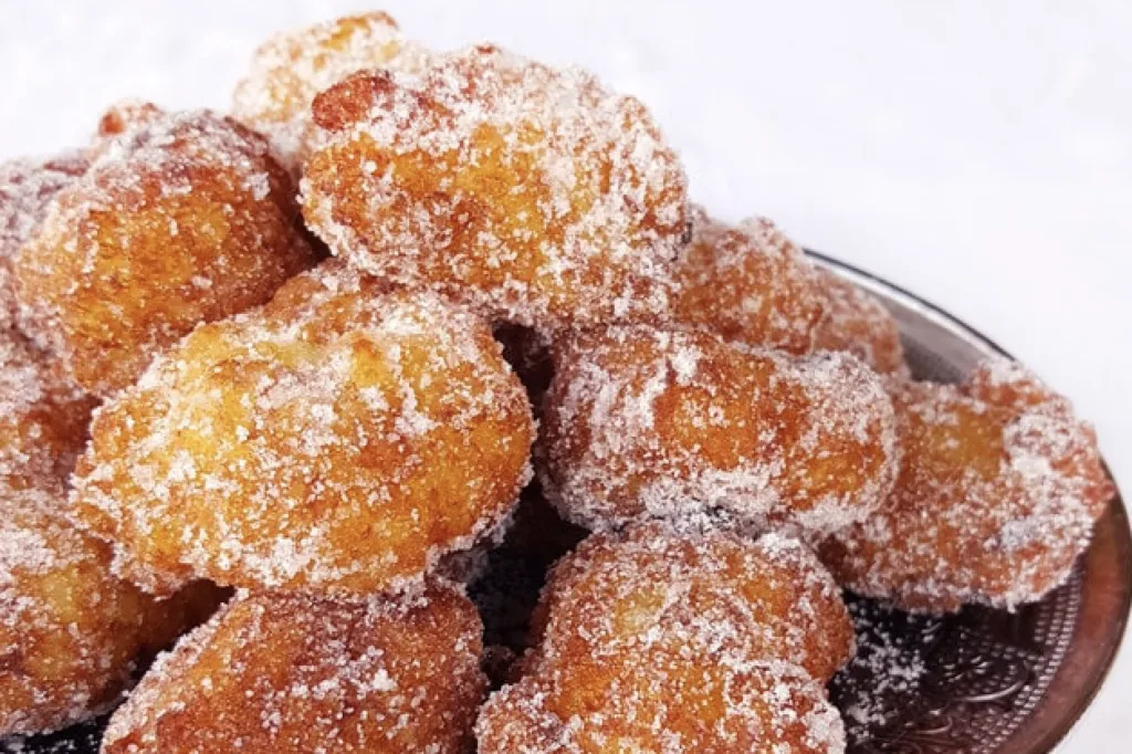 Frittelle di riso: budines de arroz fritos cubiertos de azúcar, típicos del Carnaval de Lombardía
