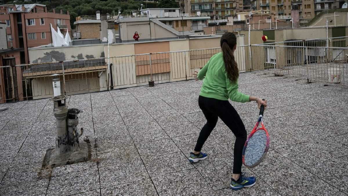 Ligúria – Meninas jogam tênis de um telhado para o outro na Itália