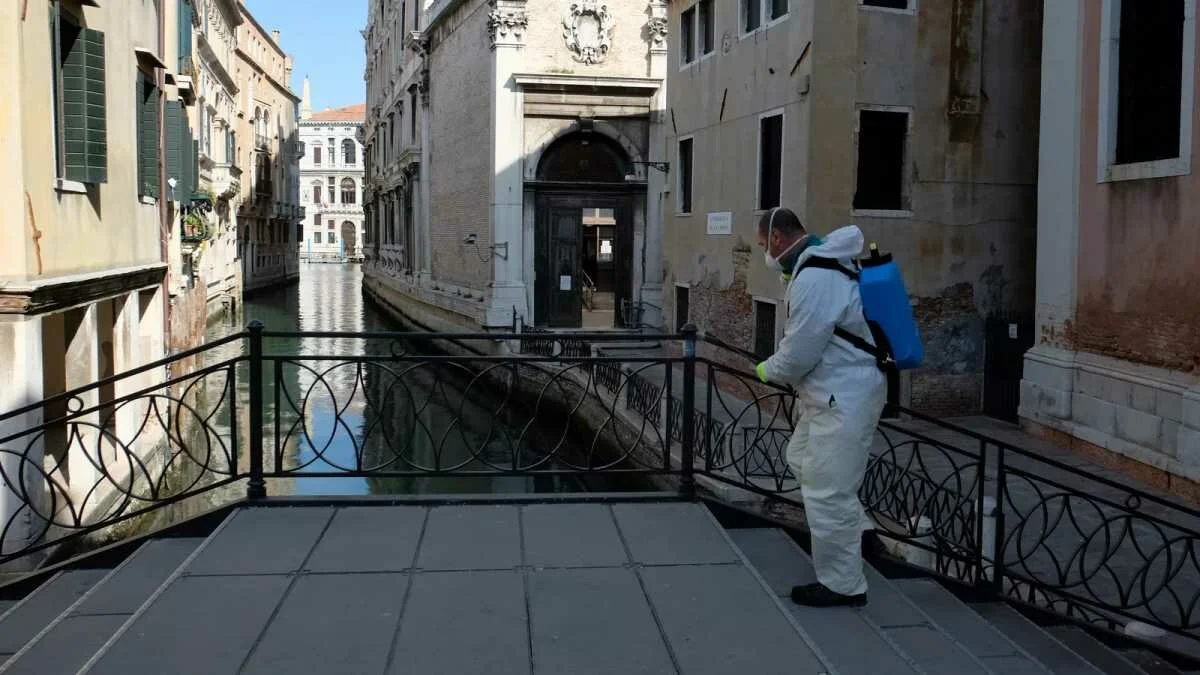 Veneza, na Itália, começa a retomar atividades após fechamento total por pandemia de novo coronavírus