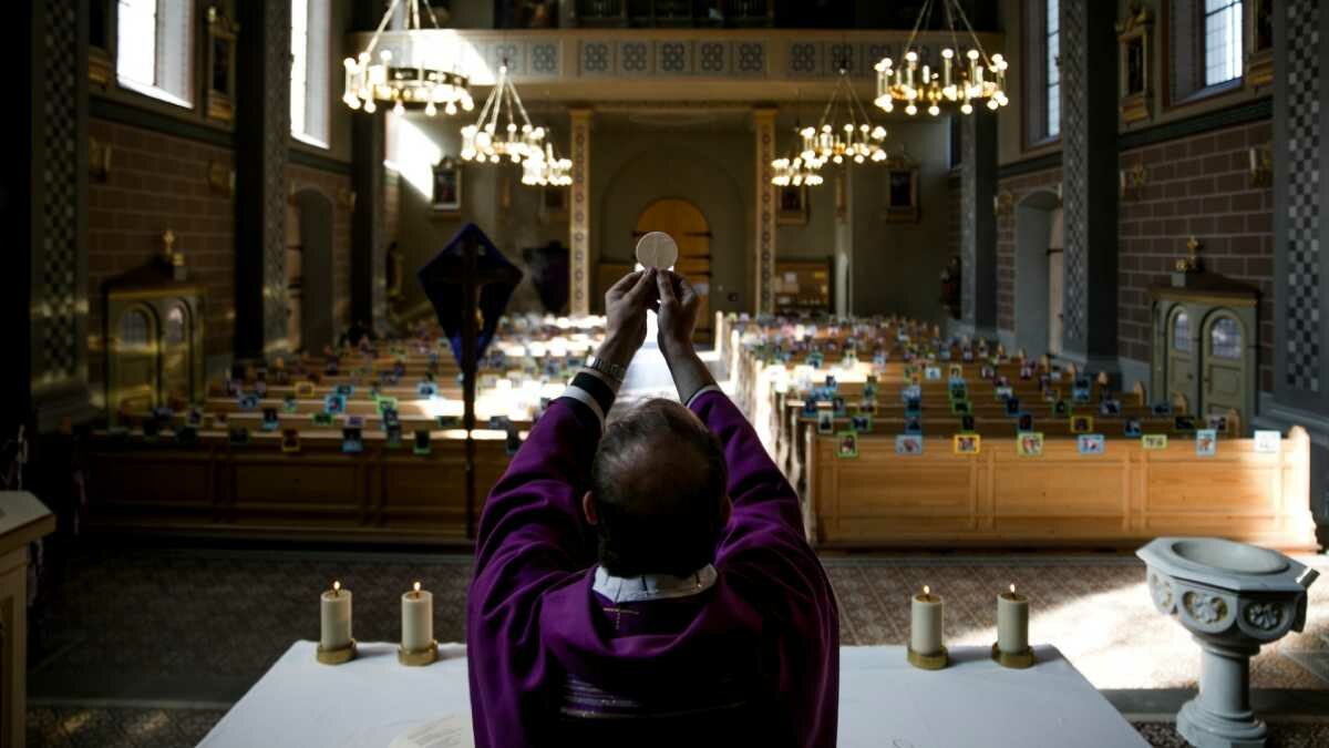 Padre celebra missa online na Itália, para celebrar a páscoa