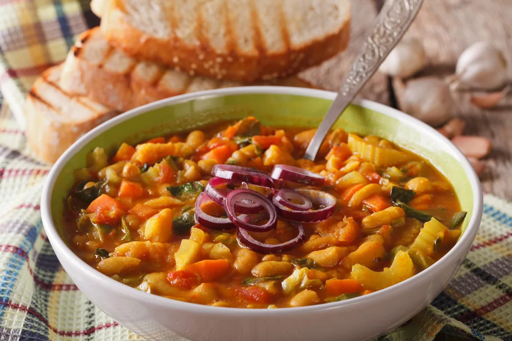 Sopa ribollita feita de pão amanhecido com feijão branco e legumes | Foto: Depositphotos