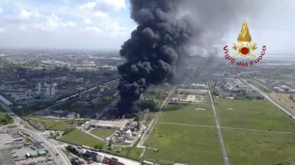 Explosão seguida de incêndio em complexo industrial químico de Veneza