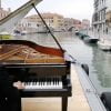 Paolo Zanarella toca no Grande Canal de Veneza