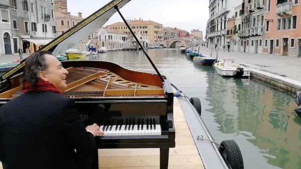 Paolo Zanarella toca no Grande Canal de Veneza