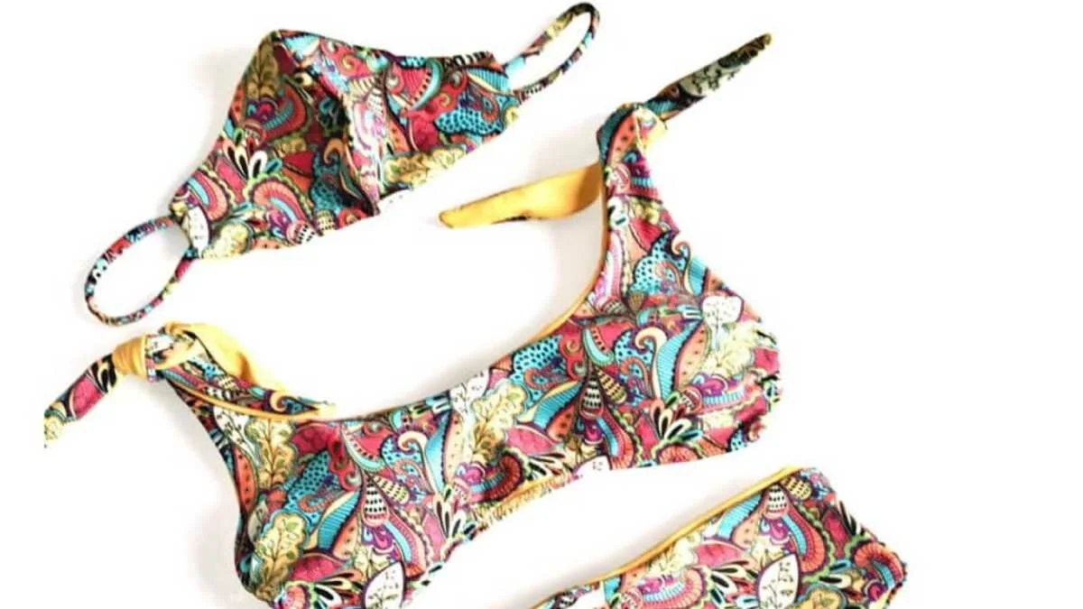 Dona de loja de artesanatos criou peça composta por um biquíni e uma máscara de proteção