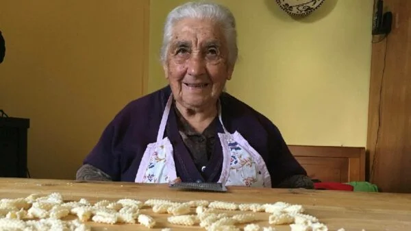 Abuelos y abuelas italianos enseñan sus recetas en un canal web