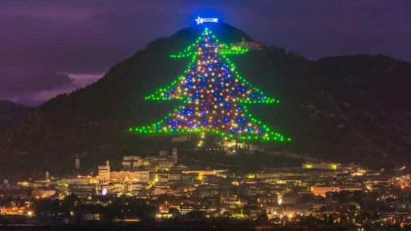 Itália acende a maior árvore de Natal do mundo