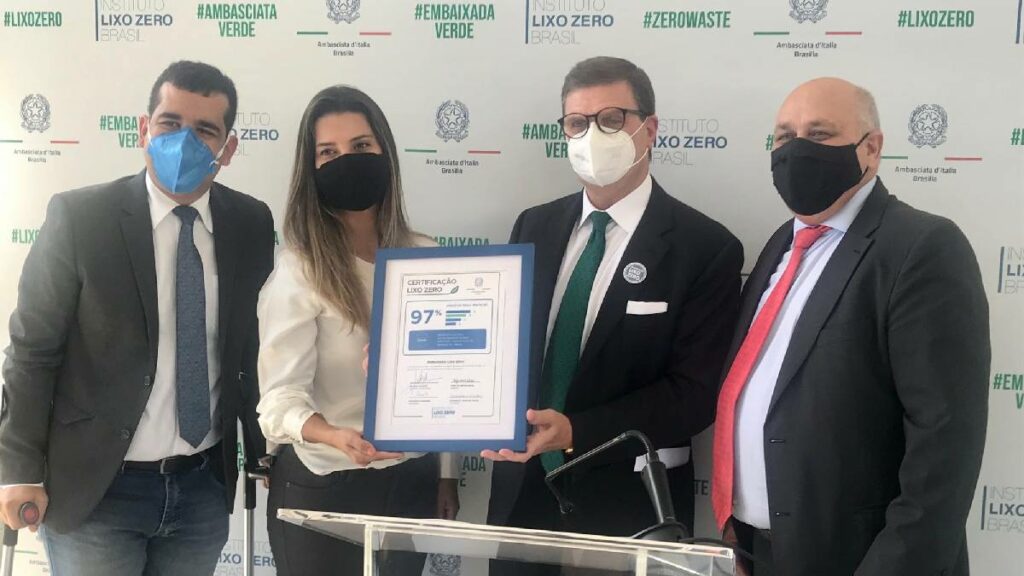 Embaixada Da Italia Em Brasilia Recebe Certificado Lixo Zero Italianismo