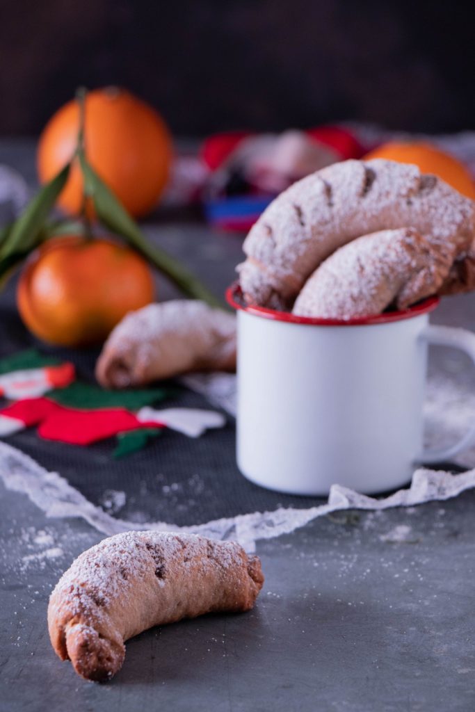 O Befana com carvão doce e doces em fundo de madeira. Italiano tradição dia  Epifania. fotos, imagens de © vetre #438910740