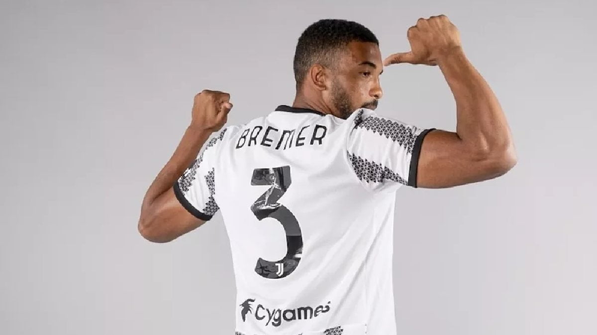 Brasileiros querem retorno seguro do Italiano, e Dalbert alerta: A vida  vale mais do que voltar a jogar nesse momento, futebol italiano