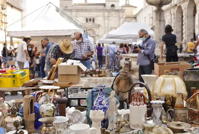 Mercado de antiguidades e vintage em Ascoli Piceno | Depositphotos