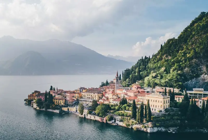 Vista panorâmica de Como e seu lago | iStock