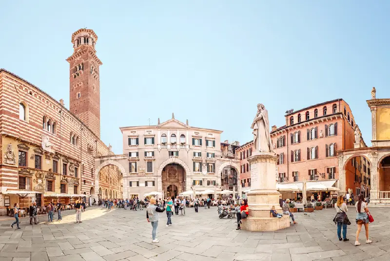 Praça da cidade velha de Verona com vista para a torre Lamberti | Depositphotos