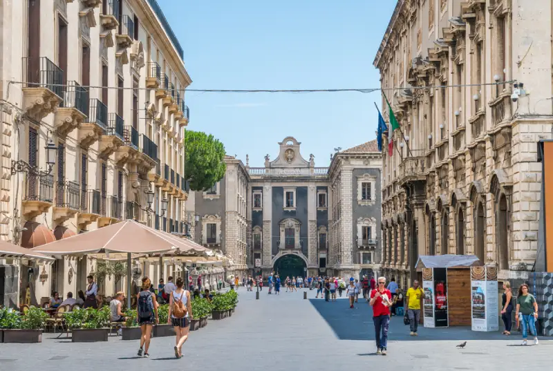 Vista panorâmica em Catania com Porta Uzeda ao fundo | Depositphotos