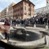 Na Itália, ativistas vandalizam fonte de 1629 em ato climático
