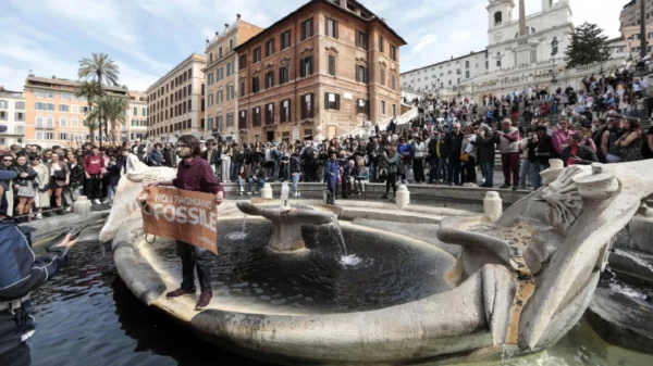 Na Itália, ativistas vandalizam fonte de 1629 em ato climático