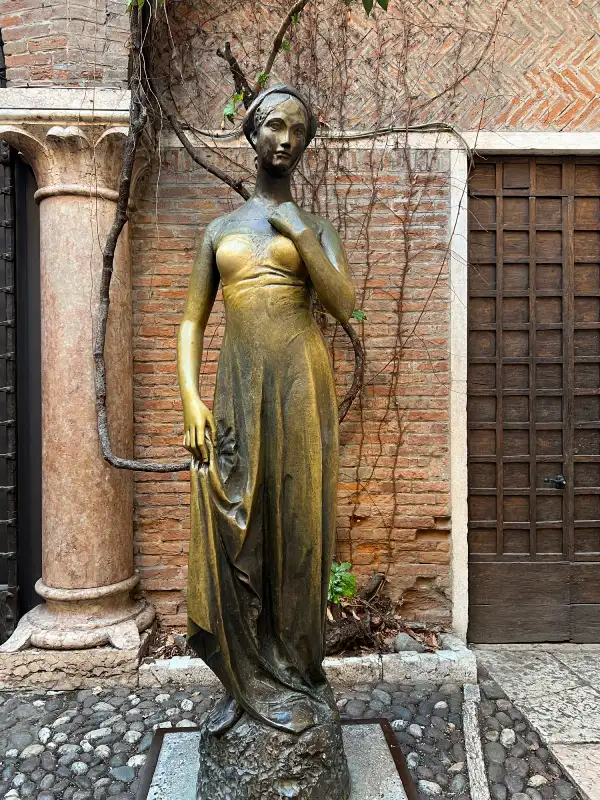 Estátua em bronze de Julieta, no famoso pátio da casa, em Verona  | Foto: DespositPhotos 