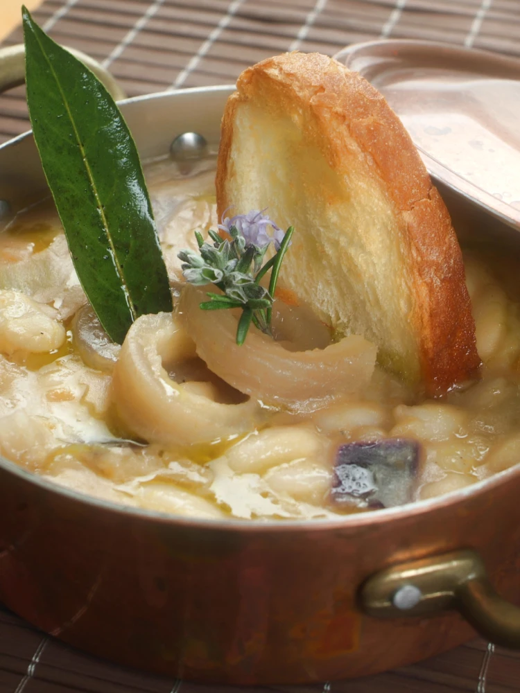 Ribollita: uma clássica sopa de legumes da 'cucina povera' toscana | Foto: DespositPhotos 