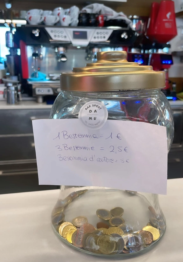 1 euro a parolaccia. La multa in un bar in Italia