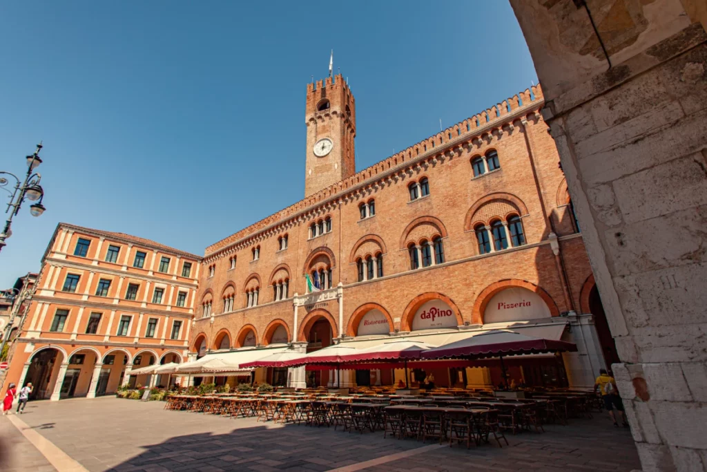 Piazza dei Signori com o Palazzo del Podestà e a torre cívica | Foto: Depositphotos 