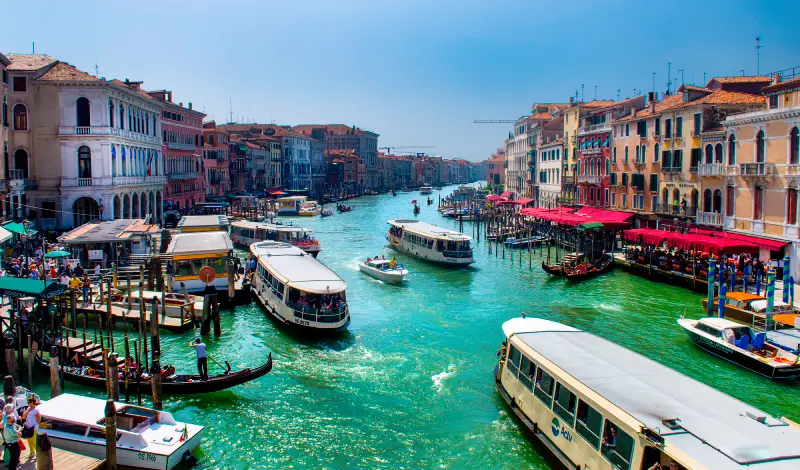 Vaporetti são os barcos de transporte público que operam nos canais de Veneza, oferecendo uma maneira essencial de locomoção pela cidade.