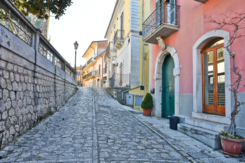 Uma rua entre as casas de pedra velhas de Paternopoli, uma vila medieval na província de Avellino