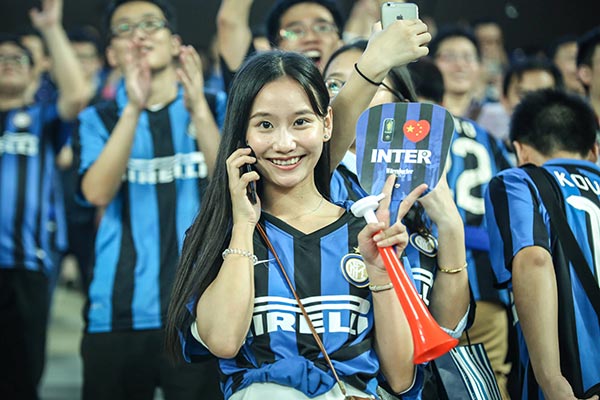 Torcedora do Inter de Milão em jogo contra o Real Madrid, em Guangzhou | Foto: China Daily