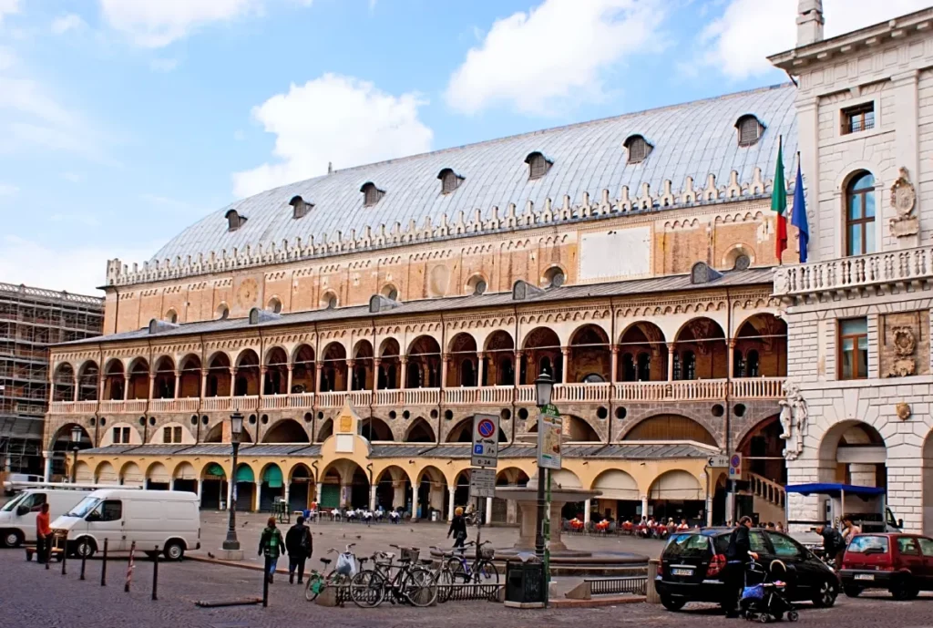 O Palazzo della Ragione é um edifício medieval e abriga atualmente a Câmara Municipal | Foto: Depositphotos 