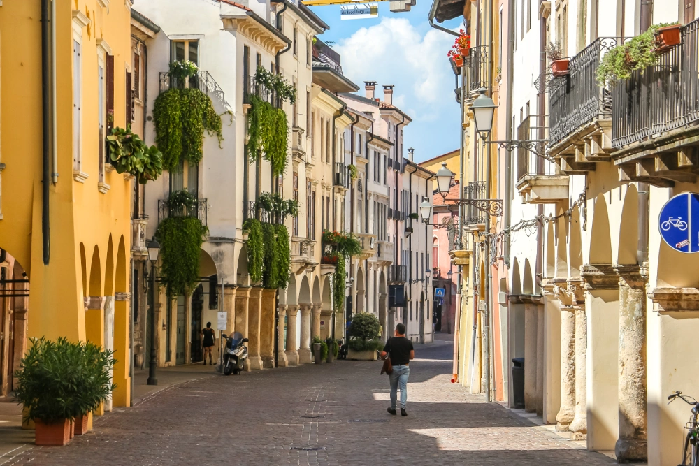 Belíssima rua no centro histórioc de Vicenza | Foto: Depositphotos 