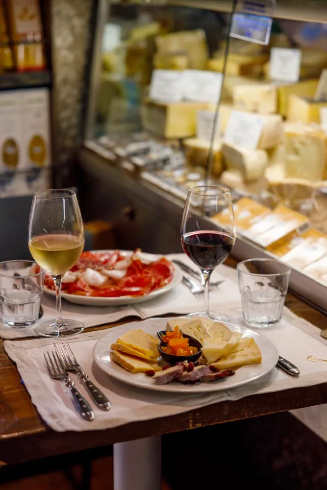 Além do melhor cacio e pepe de Roma, o Roscioli Salumeria e Vineria tem uma boa adega e queijos e embutidos de várias partes da Itália | Foto: Gambero Rosso 