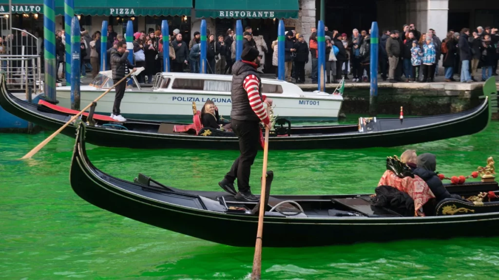 Ativistas climáticos tingem canal de Veneza de verde em protesto contra COP28 | Foto: Reuters 
