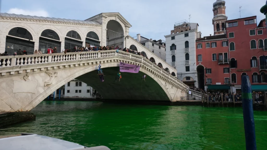 Água do Grande Canal de Veneza ficou verde | Foto: Reuters