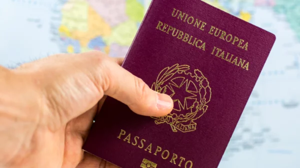 Quase 214.000 pessoas tornaram-se cidadãos italianos em 2022, tornando a Itália o país da UE com o maior número de pedidos de cidadania concedidos.