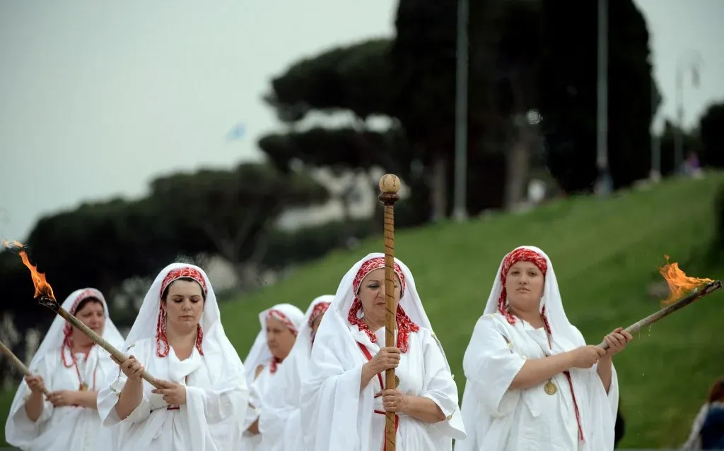 Mulheres vestidas como Vestais Romanas realizam uma cerimônia para marcar o aniversário de Roma | Foto: FILIPPO MONTEFORTE/AFP
