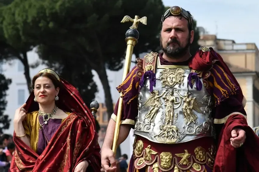 Pessoas vestindo trajes tradicionais romanos participam de desfile histórico para comemorar o aniversário de Roma em 21 de abril de 2023  | Foto: Depositphotos Foto de STRINGER / AFP