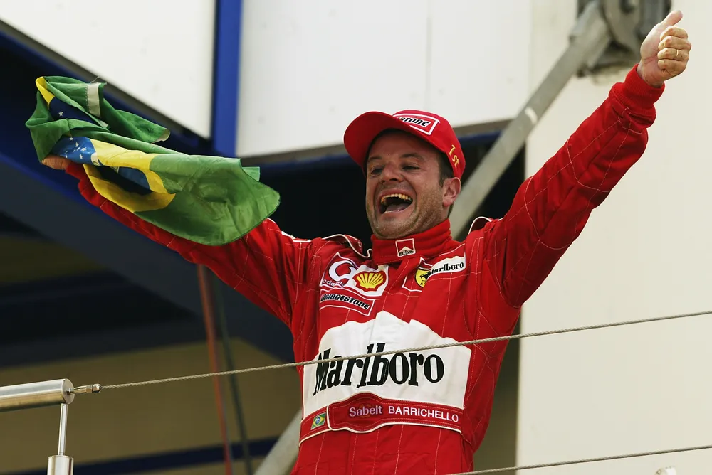 Rubens Barrichello comemora a vitória no GP da Europa de 2002, um de seus 11 triunfos na F-1 — Foto: Getty Images