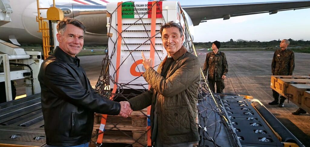 Alessandro Cortese (dir), Embaixador da Itália no Brasil, participou da recepção do avião recém-chegado da Itália com a ajuda humanitária. | Foto: Divulgação