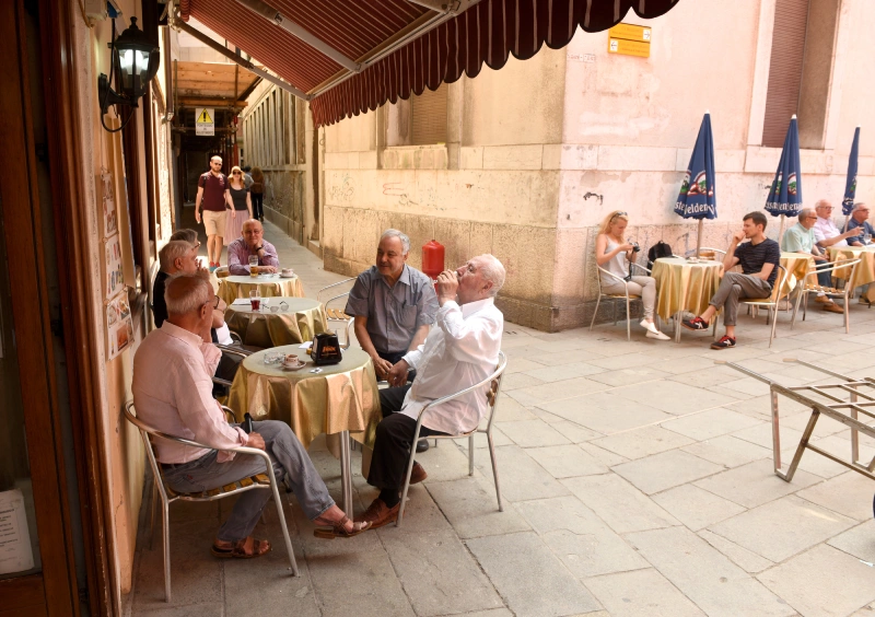Aposentadoria na Itália: Idosos em um café em Veneza.