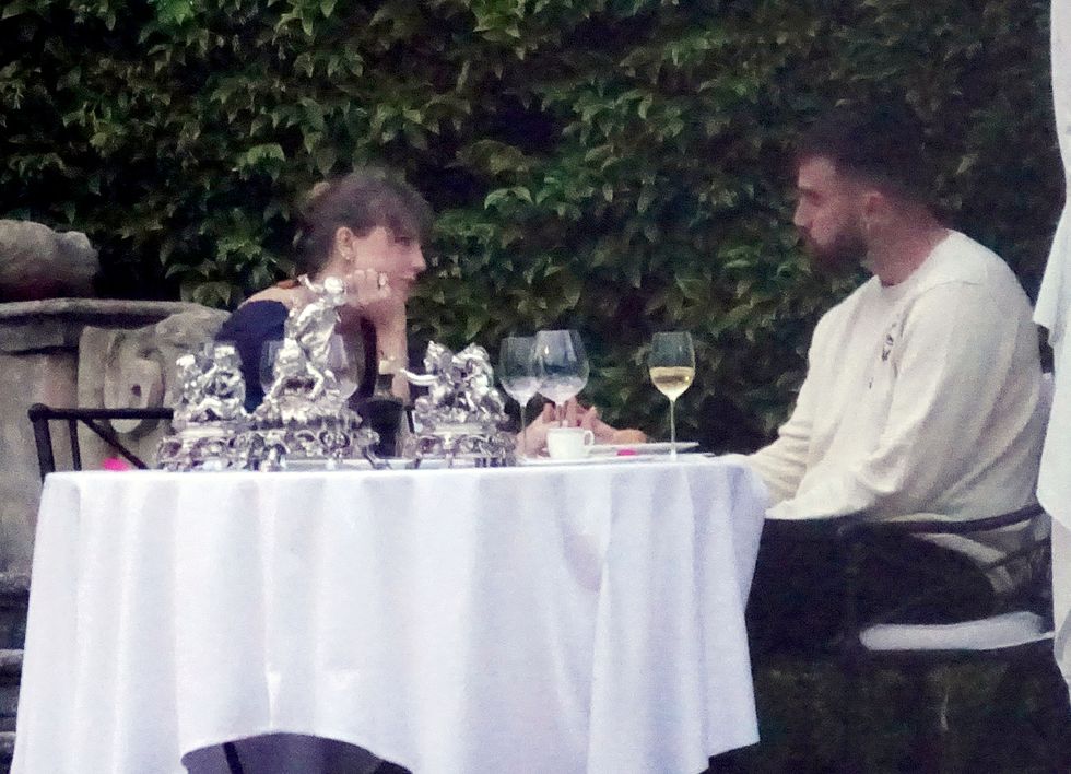 Taylor Swift e Travis Kelce jantando na área externa da mansão — Foto: Cobra Team / BACKGRID / Reprodução
