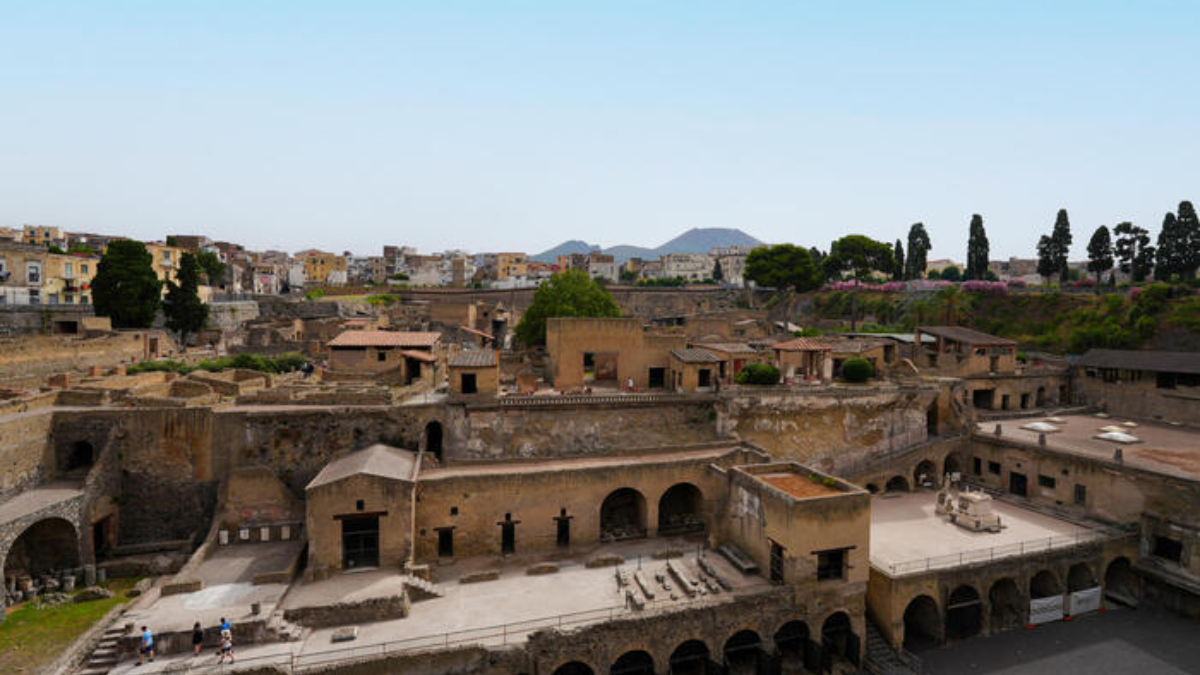 Cidade foi devastada pela erupção do Vesúvio, assim como Pompeia.