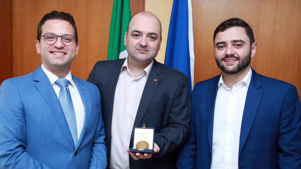 Na imagem: o cônsul-geral da Itália em Porto Alegre, Valerio Caruso, o chefe da Casa Militar e Coordenador Estadual de Proteção e Defesa Civil, Coronel Luciano Chaves Boeira, e o vice-governador do RS, Gabriel Souza | Foto: Divulgação