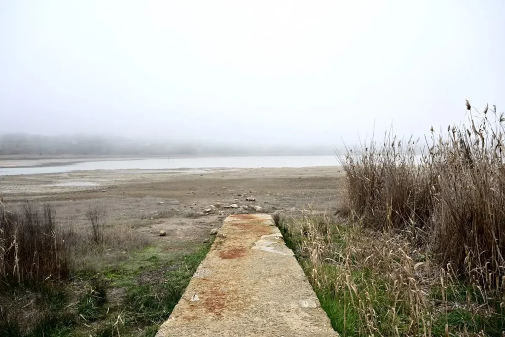 Baixo nível de água no lago Pergusa devido à seca, em 26 de fevereiro de 2024, perto de Enna, Sicília. Os sicilianos protestaram na sexta-feira contra a escassez de água e a má gestão dos recursos hídricos na ilha italiana. (Foto de Alberto PIZZOLI / AFP)