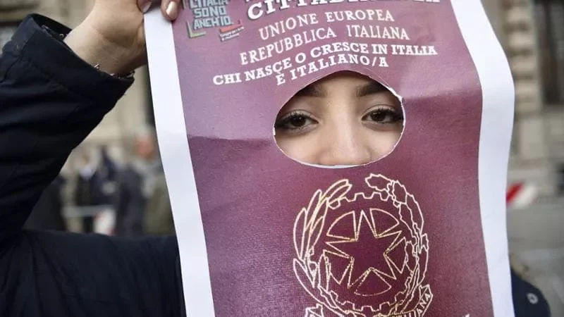 La proposta di referendum sullo ius soli in Italia mira a riconoscere automaticamente la cittadinanza ai nati nel Paese e ad abrogare la normativa vigente | Foto: LaRepubblica