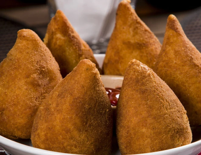 Sagra em setembro na Itália – Parece coxinha, mas é arancino: um bolinho feito normalmente com as sobras de um risoto, recheado, empanado e frito | Foto: Beto Chagas 