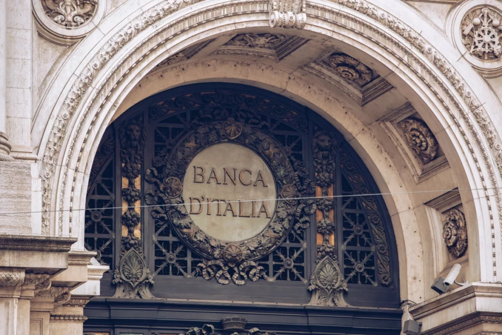 Destaque da fachada da Banca d'Italia, em Milão | Foto: Depositphotos 