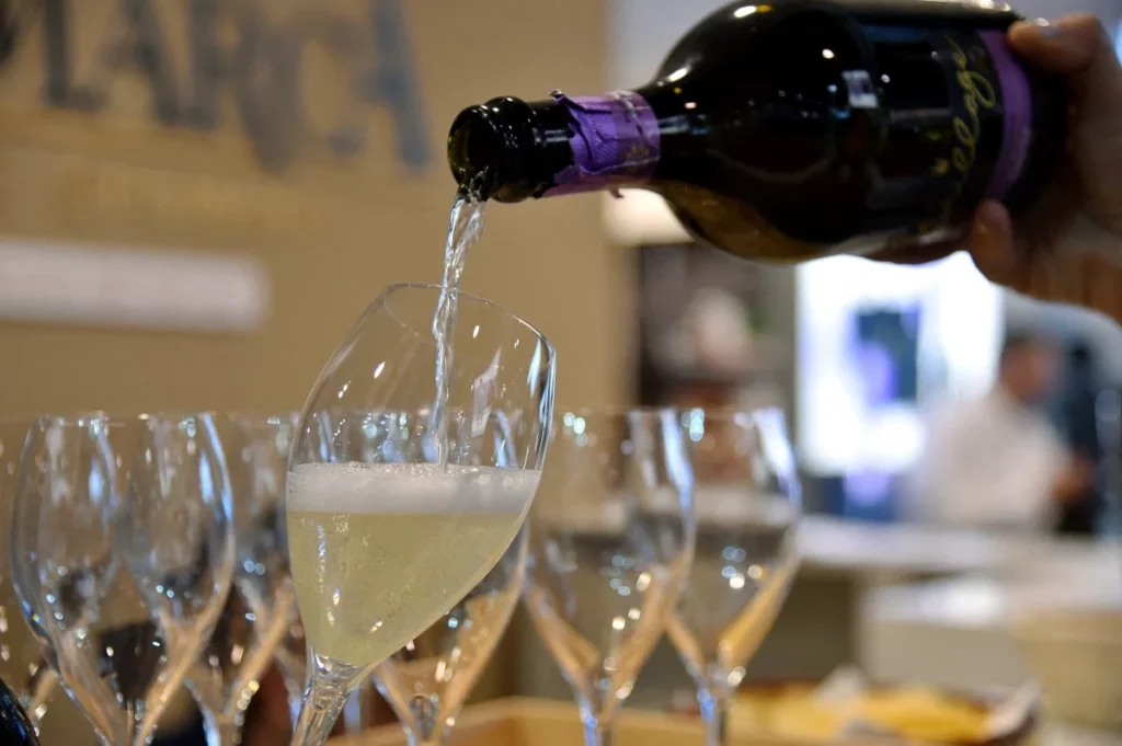 Vinho espumante Prosecco é servido em uma taça. Foto de VINCENZO PINTO / AFP