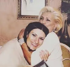 Laura Pausini dice che conserva le scarpe e il vestito che ha ricevuto da Hebe Camargo